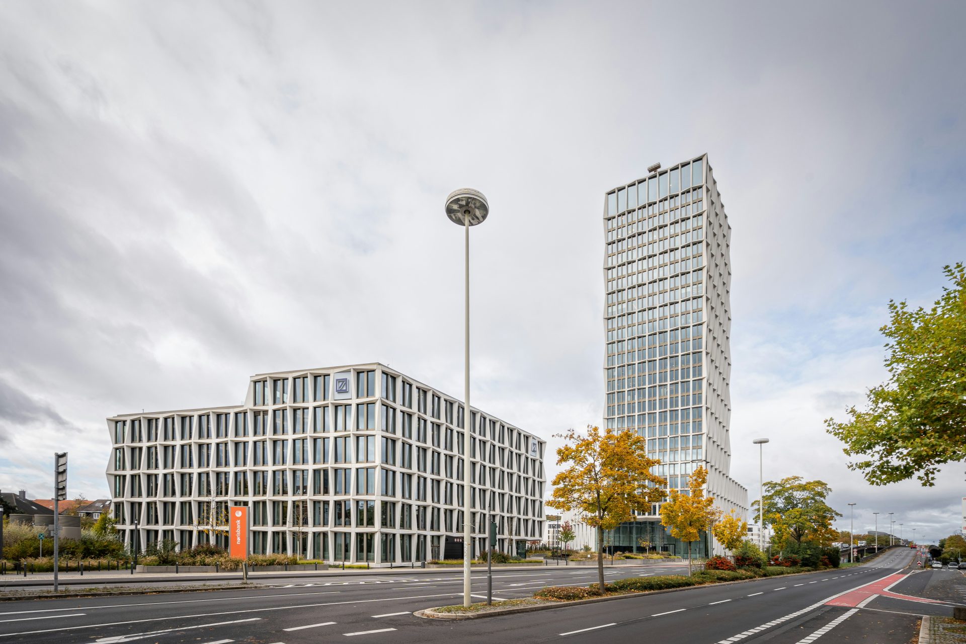Moderne Bürogebäude an einem bewölkten Tag.