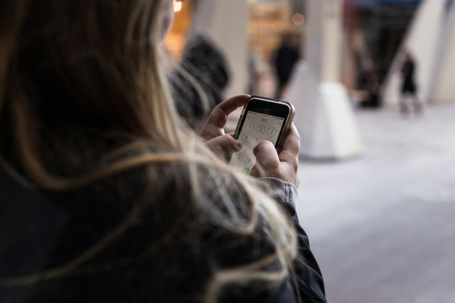 Person, die ein Smartphone entsperrt