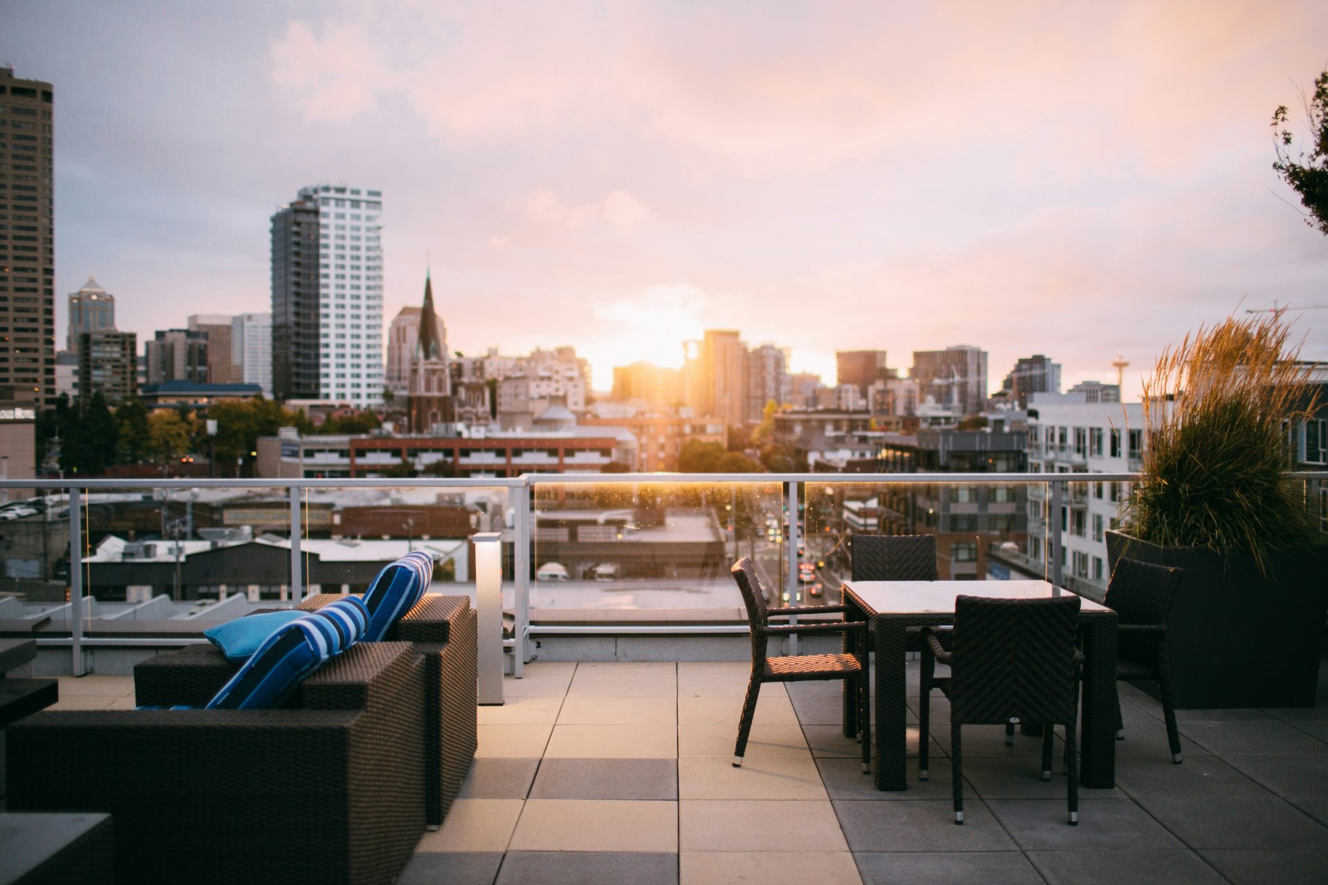 Terrassenmöbel auf der Terrasse mit Blick auf die Stadt